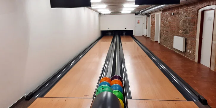 Hostina i zábava: prkna plná masa a sýrů a 1 hodina bowlingu
