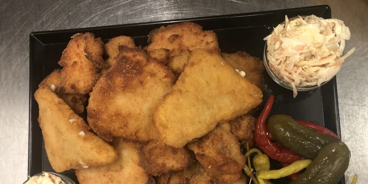 Hostina i zábava: prkna plná masa a sýrů a 1 hodina bowlingu