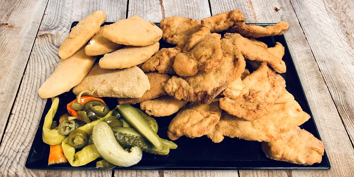 Hostina i zábava: prkna plná masa a sýrů a 1 hodina bowlingu