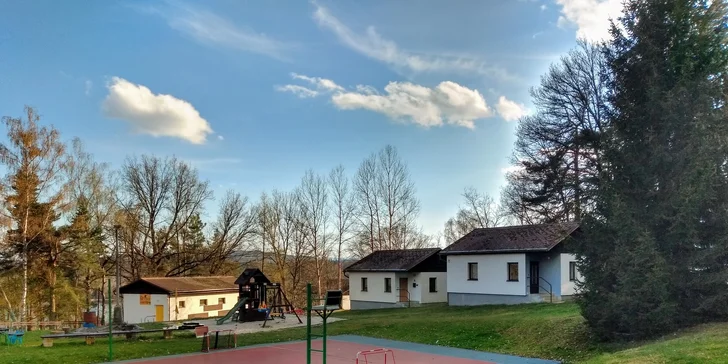 Pobyt v chatkách i mobilním domě v rekreačním areálu v Pošumaví: bazén i spousta aktivit