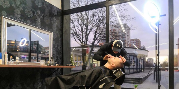 Nový střih vlasů, zkrácení vousů břitvou i úprava obočí v hostivařském barberu MJ Space Prague