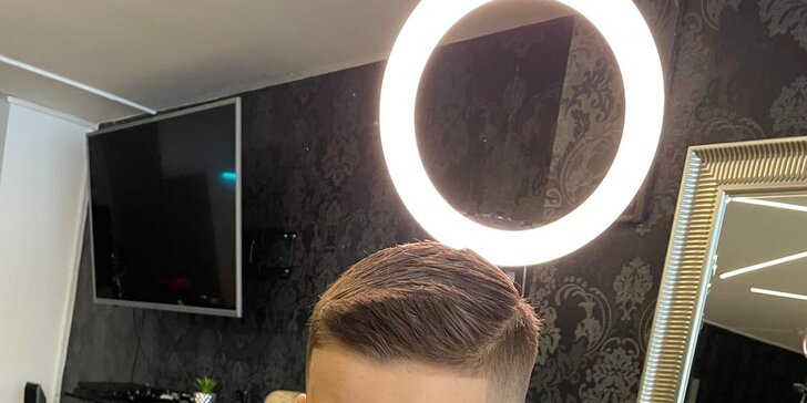 Nový střih vlasů, zkrácení vousů břitvou i úprava obočí v hostivařském barberu MJ Space Prague