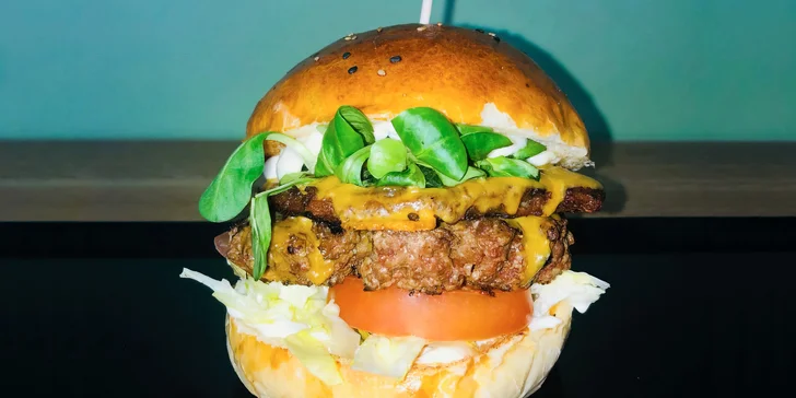Burger nebo mega burger pro 2 osoby i hodina bowlingu až pro 4 osoby