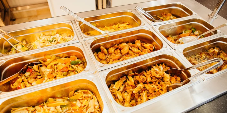 Naberte si, nač máte chuť: 600g talíř plný dobrot z poledního bufetu na Budějovické