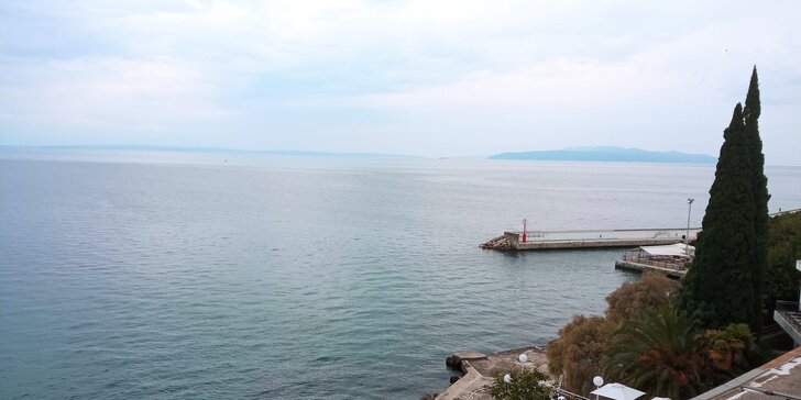 Dovolená na pobřeží Jadranu: polopenze, vyhřívaný vnitřní bazén i pláž, 2 děti zdarma