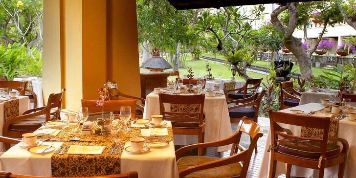 Luxusní dovolená na Bali: 5* hotel se snídaní, 3 venkovní bazény a privátní pláž