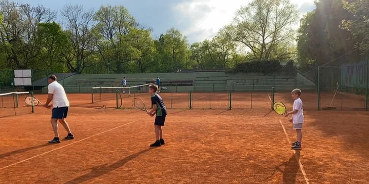 Sobotní skupinový kurz tenisu pro začátečníky a mírně pokročilé