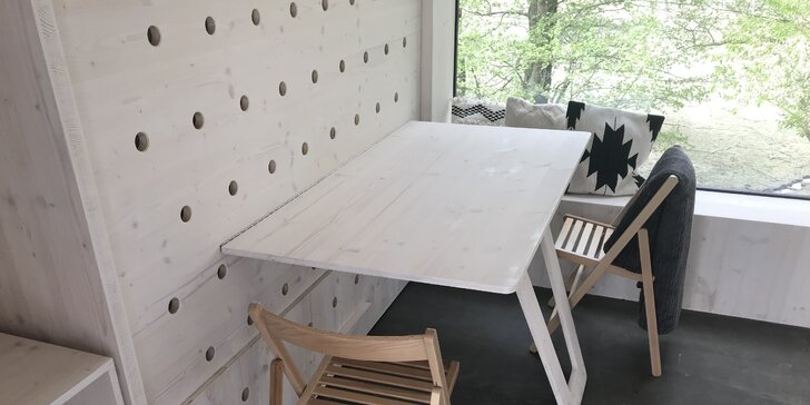 Samota a klid přímo u rybníka v posedu na Vysočině: minimalistický design a vůně dřeva