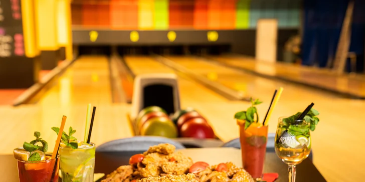 Bowling a pořádná nálož jídla: jedna nebo dvě bowlingové dráhy