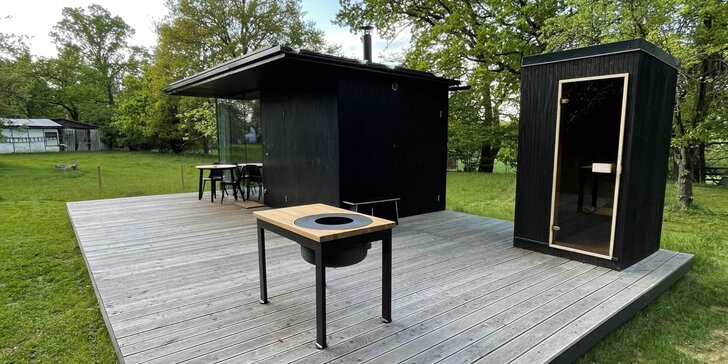 Minimalistický tiny house uprostřed přírody: soukromá sauna i grilovací stůl