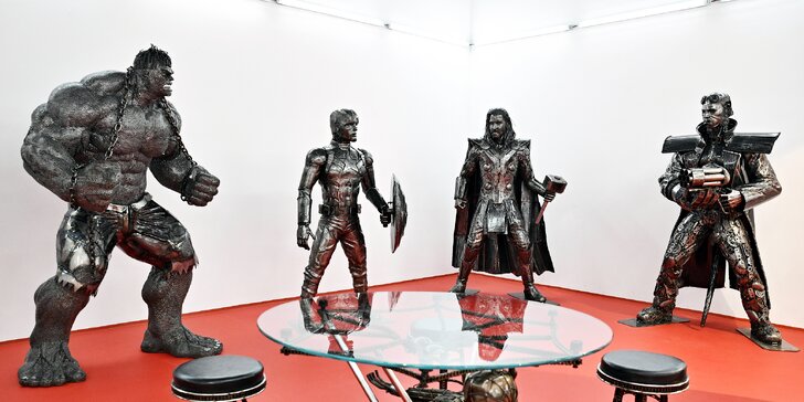 Galerie ocelových figurín na nové adrese: úžasný svět sci-fi, pohádek, komiksů i luxusních aut