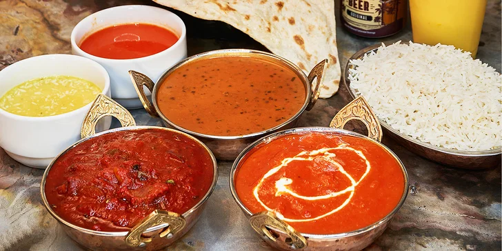 Indické degustační menu pro dva: polévka, butter chicken, dal a masala i lassi či zázvorové pivo