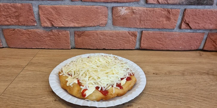 Dobroty do ruky u táborského nádraží: langoš, belgické hranolky i celé sýrové menu