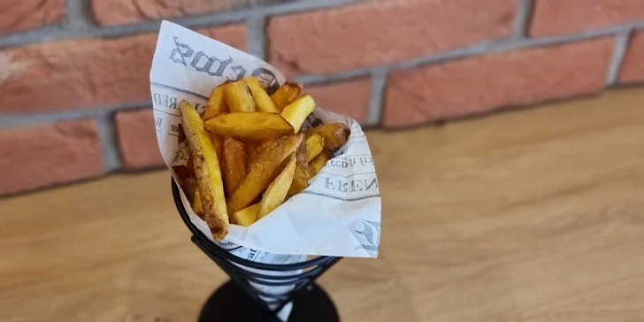 Dobroty do ruky u táborského nádraží: langoš, belgické hranolky i celé sýrové menu