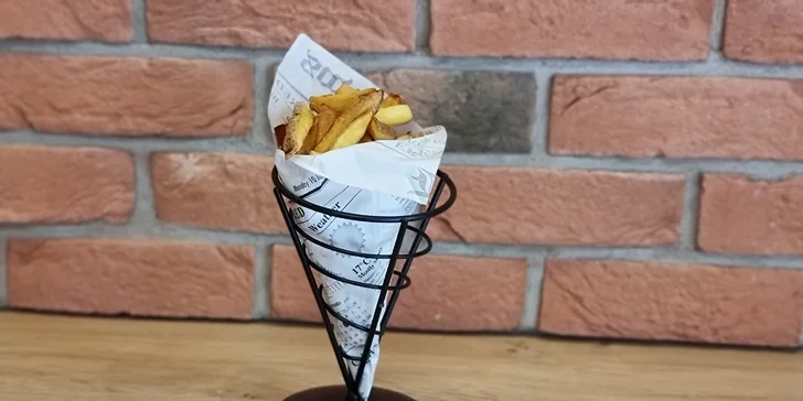 Dobroty do ruky u táborského nádraží: langoš, belgické hranolky i celé sýrové menu