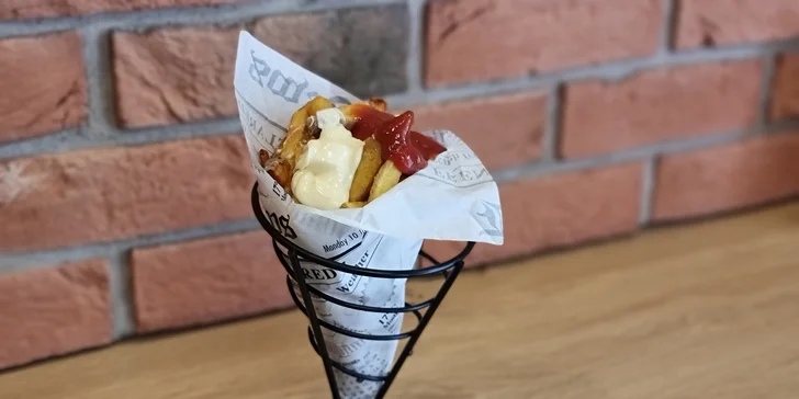 Dobroty do ruky u táborského nádraží: langoš, belgické hranolky i celé sýrové menu