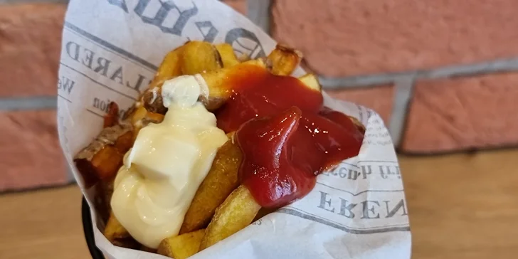 Dobroty do ruky u táborského nádraží: langoš, belgické hranolky i celé sýrové menu
