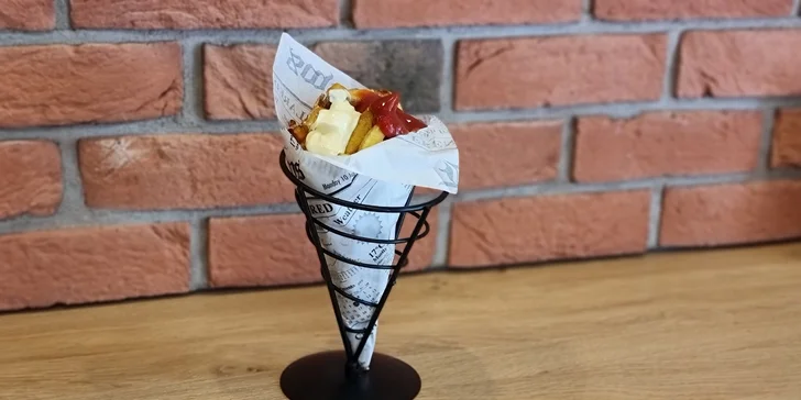 Dobroty do ruky u táborského nádraží: langoš, belgické hranolky i celé sýrové menu