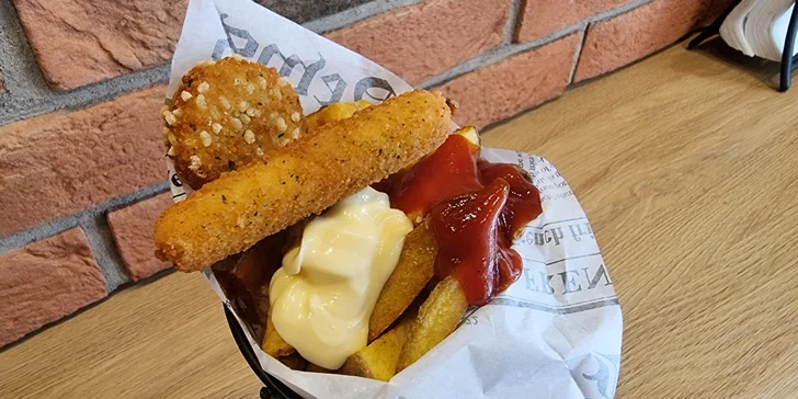 Dobroty do ruky u táborského nádraží: langoš, belgické hranolky i celé sýrové menu