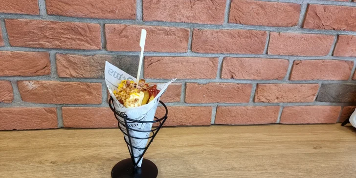 Dobroty do ruky u táborského nádraží: langoš, belgické hranolky i celé sýrové menu