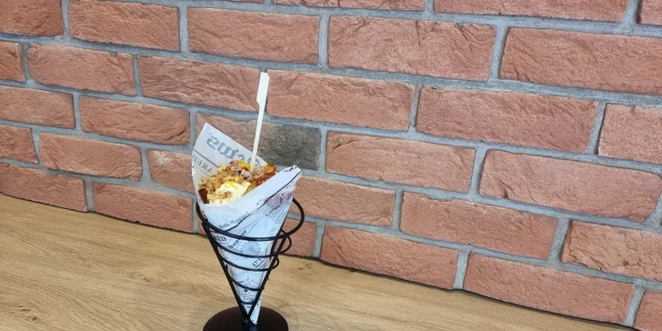 Dobroty do ruky u táborského nádraží: langoš, belgické hranolky i celé sýrové menu
