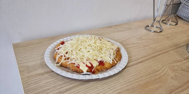 Dobroty do ruky u táborského nádraží: langoš, belgické hranolky i celé sýrové menu
