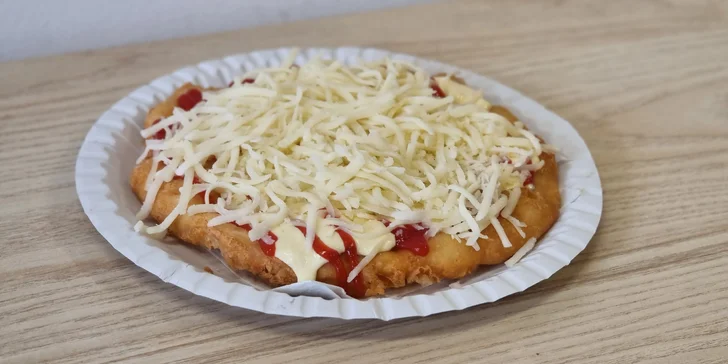 Dobroty do ruky u táborského nádraží: langoš, belgické hranolky i celé sýrové menu