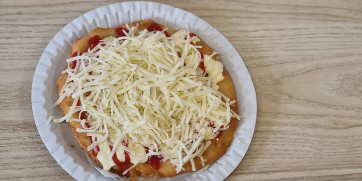 Dobroty do ruky u táborského nádraží: langoš, belgické hranolky i celé sýrové menu