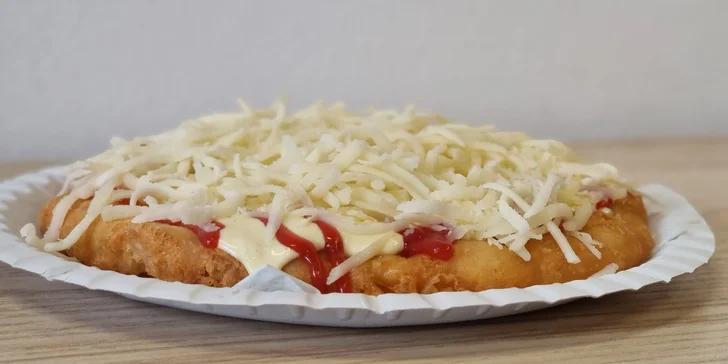 Dobroty do ruky u táborského nádraží: langoš, belgické hranolky i celé sýrové menu