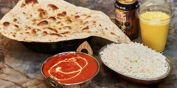 Indické degustační menu pro dva: polévka, butter chicken, dal a masala i lassi či zázvorové pivo