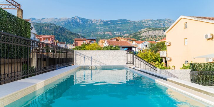 Černá Hora: pobyt v srdci Budvy s jídlem a vstupem do venkovního bazénu