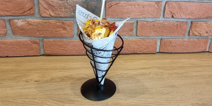 Dobroty do ruky u táborského nádraží: langoš, belgické hranolky i celé sýrové menu