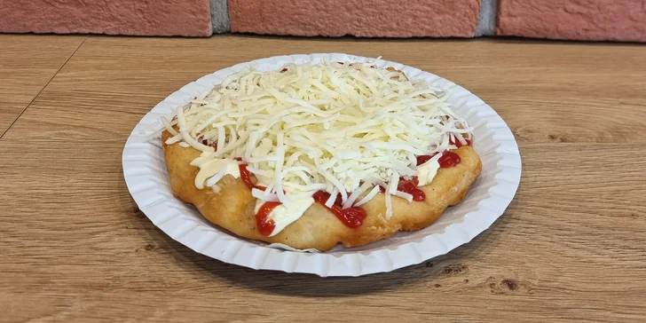 Dobroty do ruky u táborského nádraží: langoš, belgické hranolky i celé sýrové menu