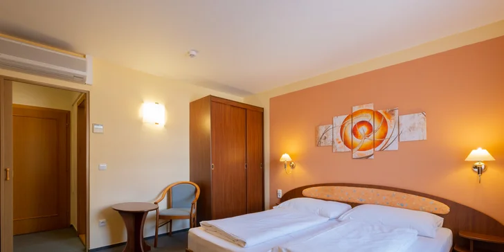 Pohodový pobyt v Mohelnici: hotel se snídaní, láhev vína a krajina Bouzova