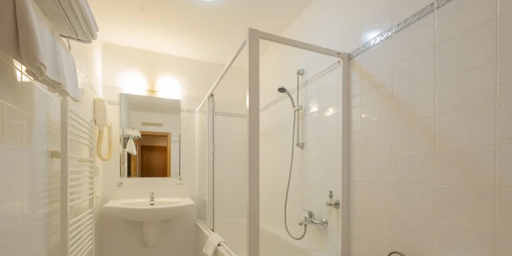 Pohodový pobyt v Mohelnici: hotel se snídaní, láhev vína a krajina Bouzova