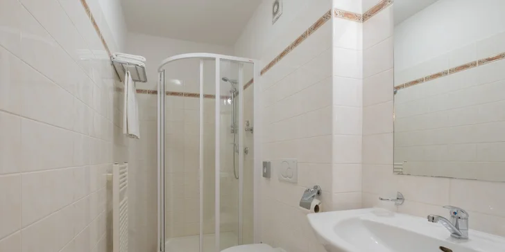 Pohodový pobyt v Mohelnici: hotel se snídaní, láhev vína a krajina Bouzova