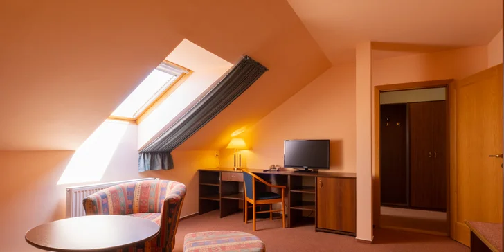 Pohodový pobyt v Mohelnici: hotel se snídaní, láhev vína a krajina Bouzova