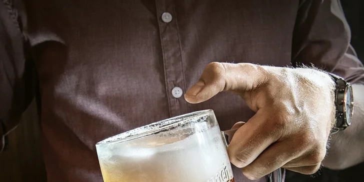 Speciální nabídka: orosený půllitr tankového piva Staropramen 11° v Potrefené huse v Platnéřské