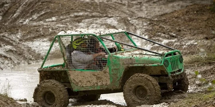 Nálož adrenalinu: zážitková jízda v offroad speciálu těžkým terénem v Milovicích nebo Slaném