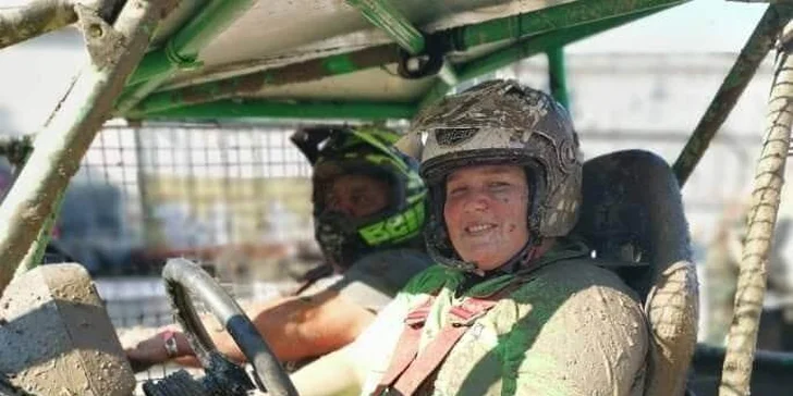 Nálož adrenalinu: zážitková jízda v offroad speciálu těžkým terénem v Milovicích nebo Slaném