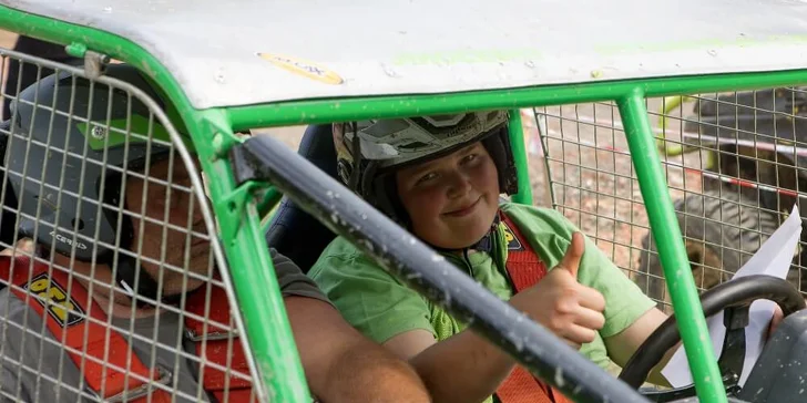 Nálož adrenalinu: zážitková jízda v offroad speciálu těžkým terénem v Milovicích nebo Slaném