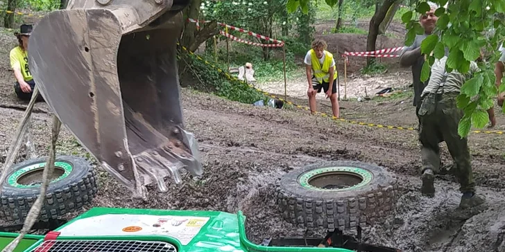 Nálož adrenalinu: zážitková jízda v offroad speciálu těžkým terénem v Milovicích nebo Slaném