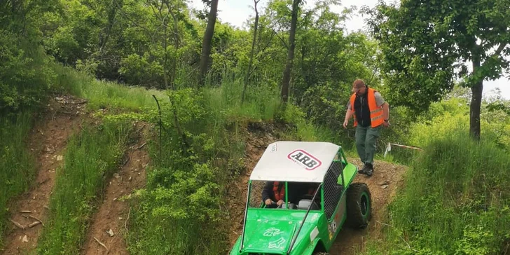 Nálož adrenalinu: zážitková jízda v offroad speciálu těžkým terénem v Milovicích nebo Slaném