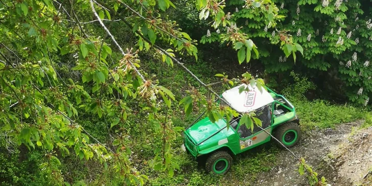 Nálož adrenalinu: zážitková jízda v offroad speciálu těžkým terénem v Milovicích nebo Slaném