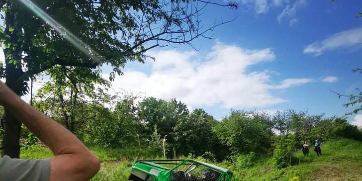 Nálož adrenalinu: zážitková jízda v offroad speciálu těžkým terénem v Milovicích nebo Slaném