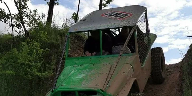 Nálož adrenalinu: zážitková jízda v offroad speciálu těžkým terénem v Milovicích nebo Slaném