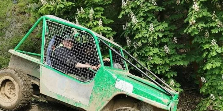 Nálož adrenalinu: zážitková jízda v offroad speciálu těžkým terénem v Milovicích nebo Slaném