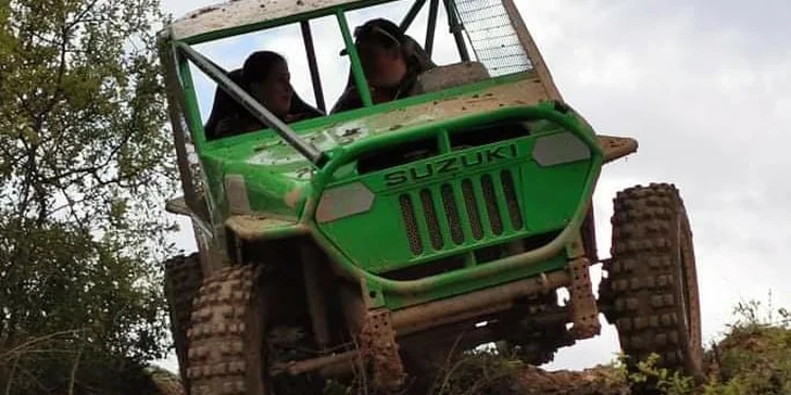 Nálož adrenalinu: zážitková jízda v offroad speciálu těžkým terénem v Milovicích nebo Slaném