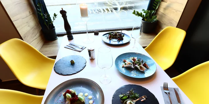 5chodové menu pro dva plné asijských specialit: krevetové knedlíčky dim sum, rumpsteak i dortík ze zeleného čaje