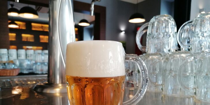 Půllitr piva Pilsner Urquell v oblíbené restauraci Kravín v srdci Vinohrad u náměstí Míru